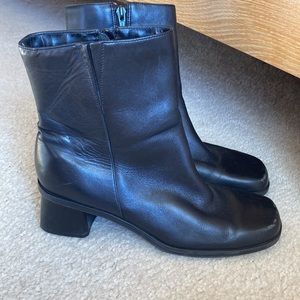 Leather boots naturalizer square toe